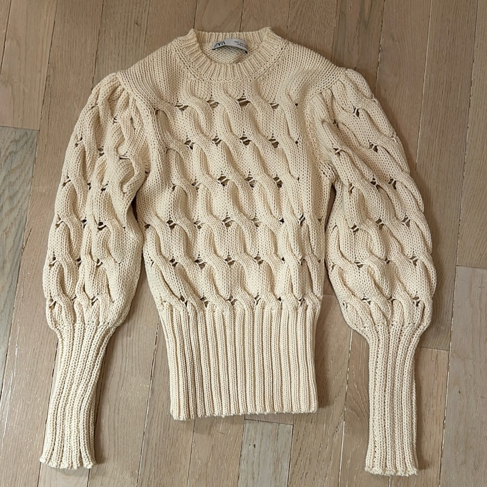 Zara Women’s ivory cable knit sweater, Like New Condition, size Small